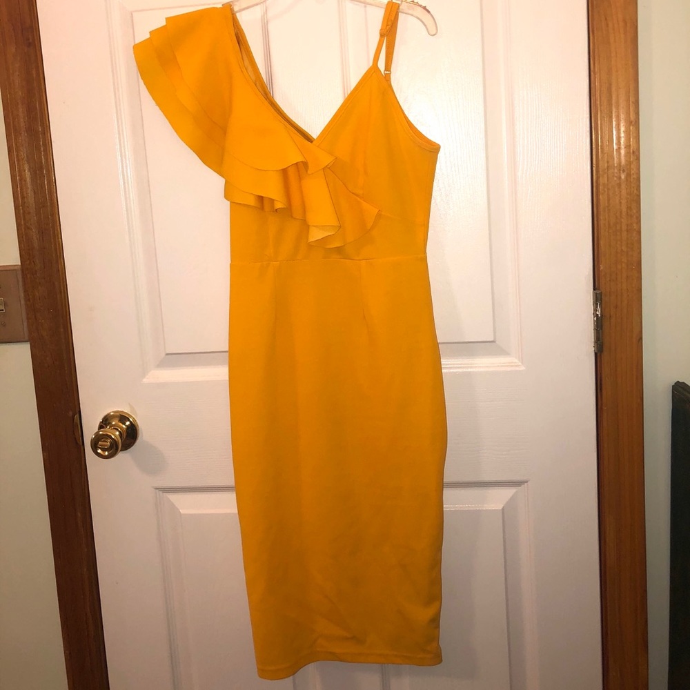 Stunning yellow dress with ruffle sleeve